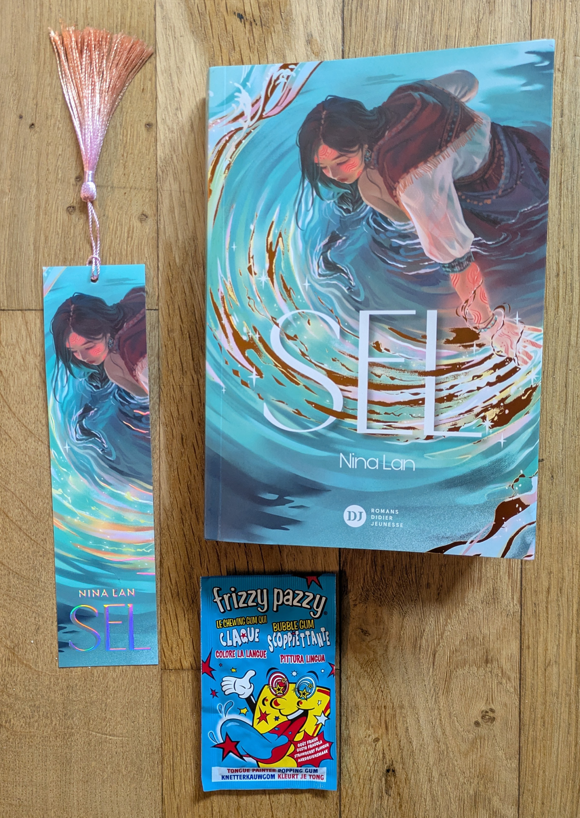 Sel goodies avec marque-page avec un marque-page,et un paquet de frizzy pazzy