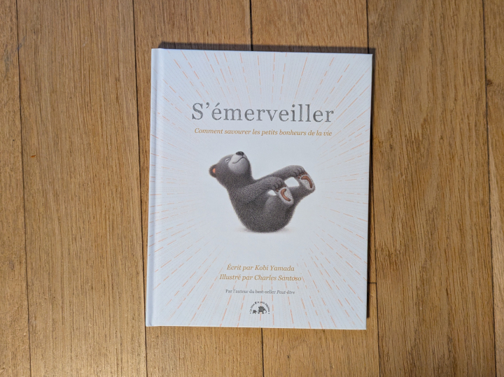 S'émerveiller : Comment savourer les petits bonheurs de la vie ? de Kobi Yamada et Charles Santoso.